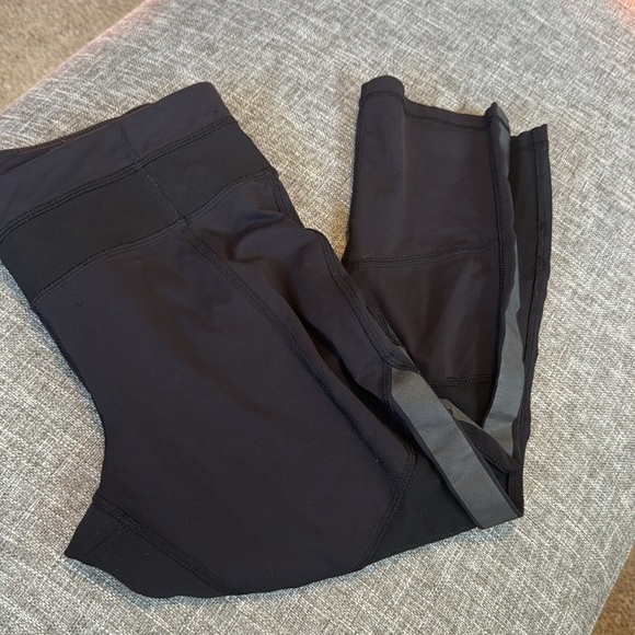 Lululemon Women’s Vented Mesh Reflective Strip Capri Leggings Size 6 - Picture 9 of 9